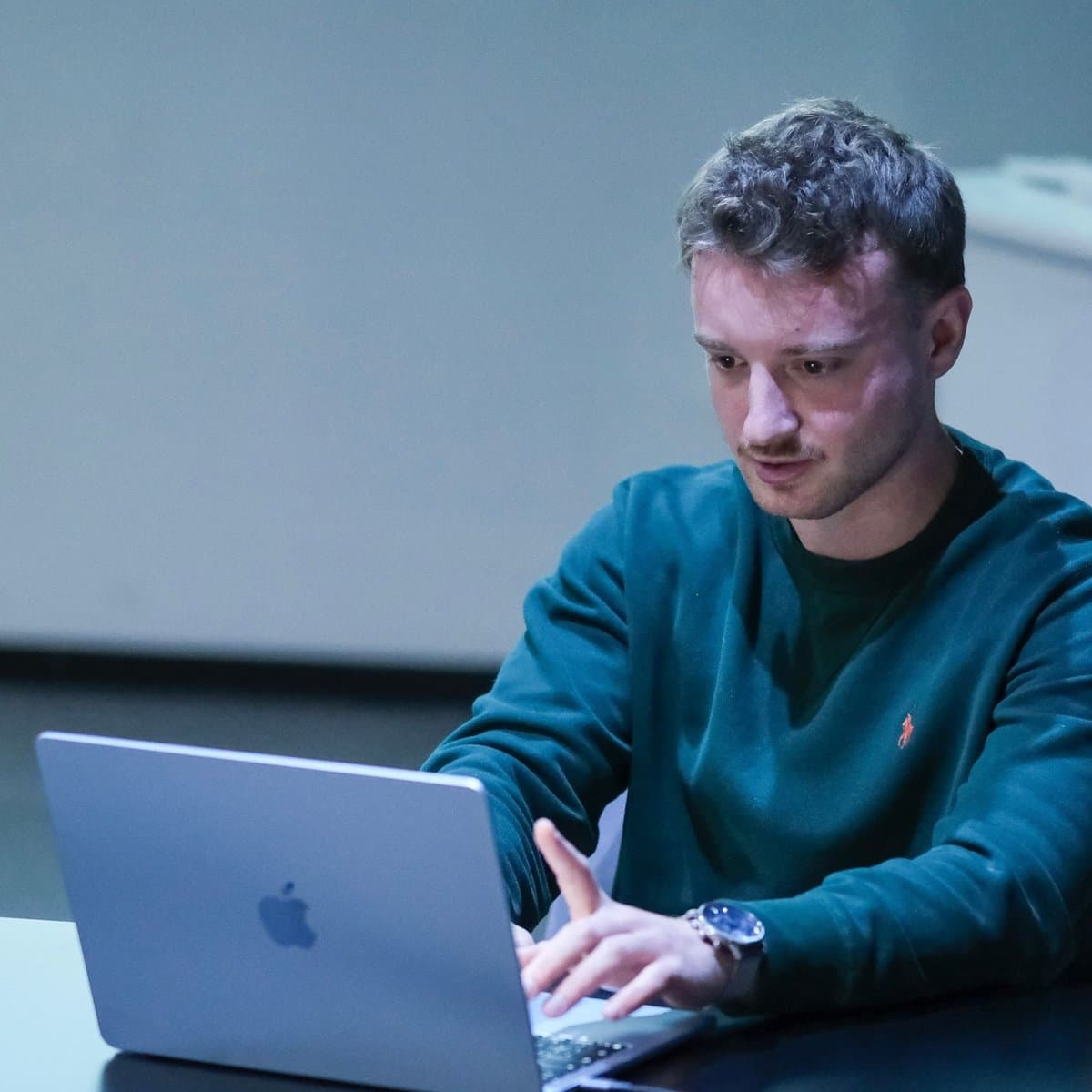 Driton Gashi, Webentwickler aus Prishtina, bei der Arbeit am Laptop